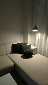Jak odświeżyć salon małym kosztem dzięki tekstyliom i światłu