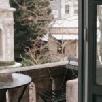 Mały balkon jako wygodne miejsce do odpoczynku
